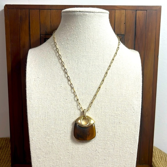 Liz Claiborne Faux Tortoise Shell Pendant Necklace and Matching Earrings - Picture 2 of 12